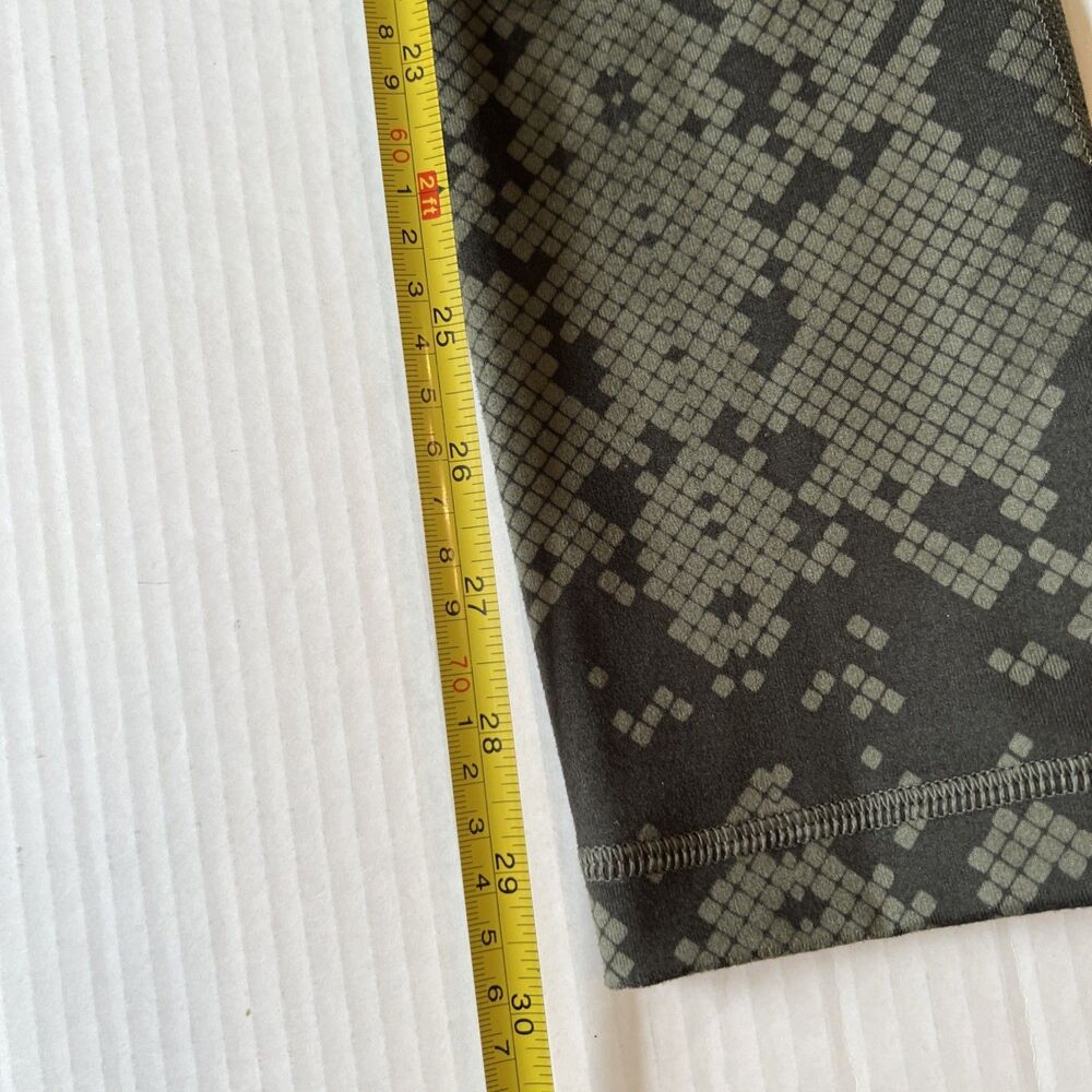 Lululemon Size 2 Army Green Black Snake Print Crop Leggings EXCELLENT - Picture 4 of 11